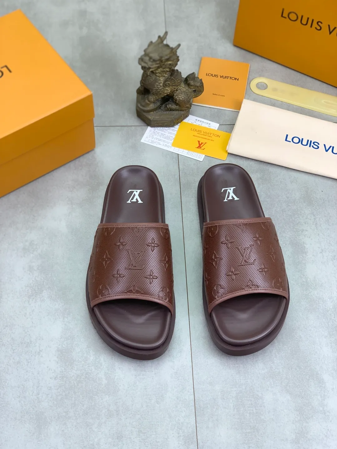 Men's shoes 💰P300💰【New style】🆘 Original quality 【LOUIS VUITTON】The popular Louis Vuitton LV men's slippers on the official website are on sale simultaneously! Original fabric imported from Italy, original factory special supply, code number: 38-44 (45 customized), many colors available